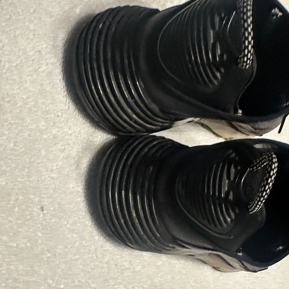 Nike Women's Black and Gray Sneakers